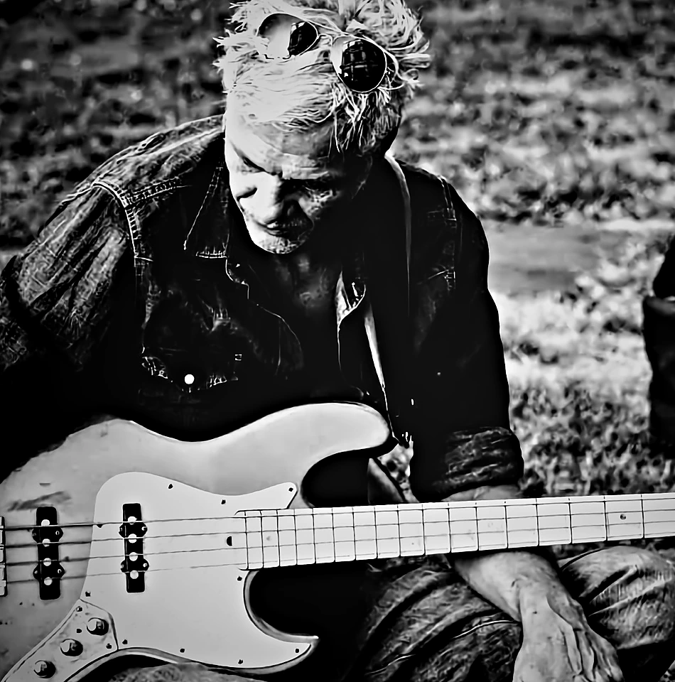 Uwe Felchle outdoors with bass guitar